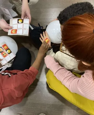 Παιδιά που παίζουν με ψηφιακές συσκευές